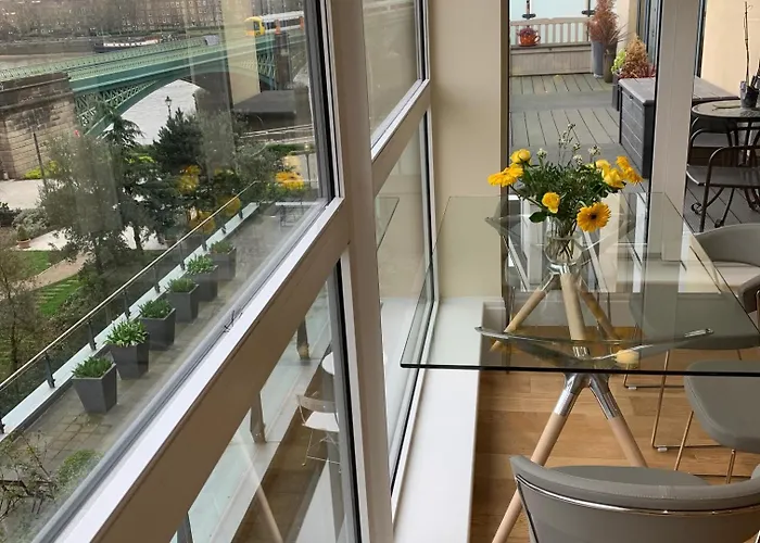 Thames View Apartment, Imperial Wharf